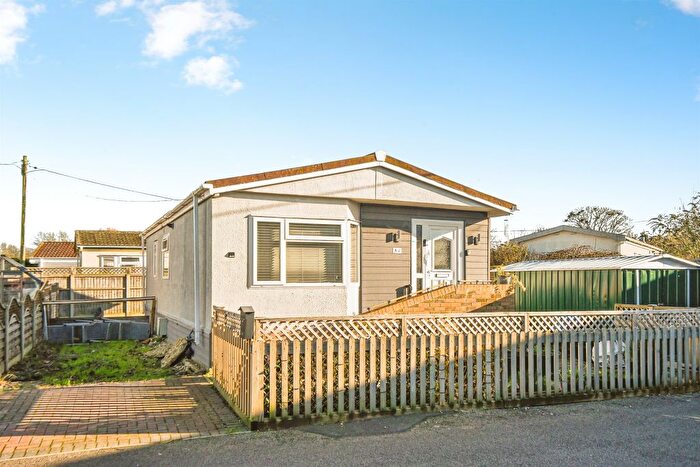 2 Bedroom Park Home For Sale In Bridge Close, St. Johns Priory, Lechlade, GL7