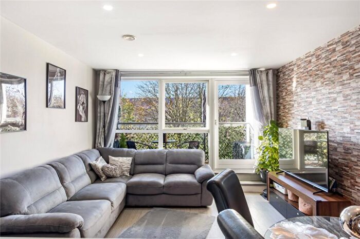2 Bedroom Apartment For Sale In Weld Place, London, N11