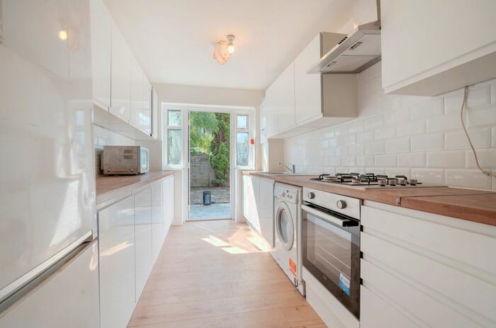 5 Bedroom Flat To Rent In Undine Street, London, SW17