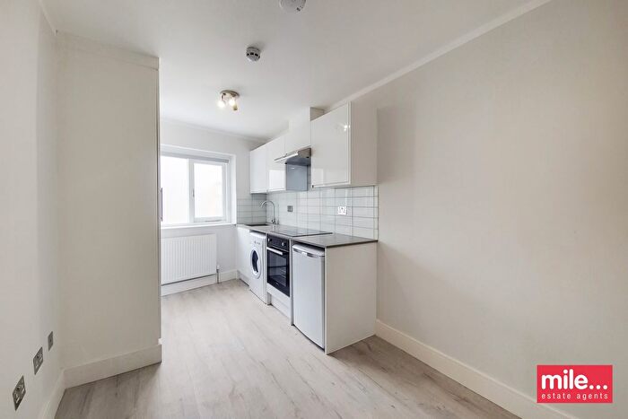 Studio To Rent In North End Road, London, NW11