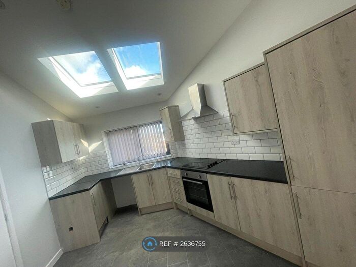 2 Bedroom Flat To Rent In Cross Lane, Farnley, Leeds, LS12