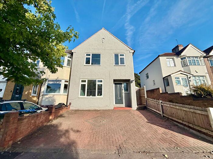 4 Bedroom Semi-Detached House For Sale In Bastion Road, London, SE2