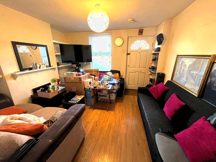 2 Bedroom End Of Terrace House To Rent In Martndale Road, Hounslow, TW4