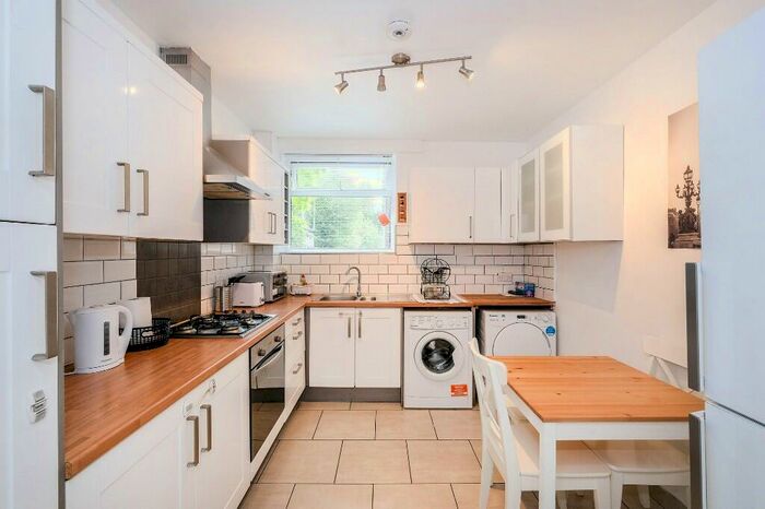2 Bedroom Flat To Rent In Cavendish Avenue, Woodford Green, Essex, IG8