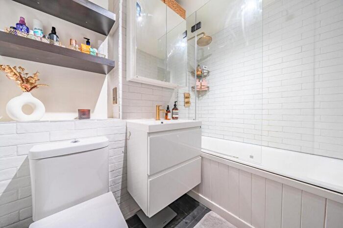 2 Bedroom Flat For Sale In Devonshire Road, Forest Hill, SE23