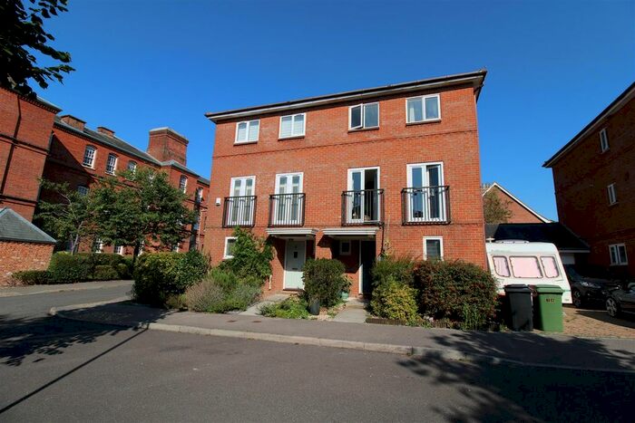 4 Bedroom Semi-Detached House To Rent In Park Approach, Knowle, Fareham, PO17