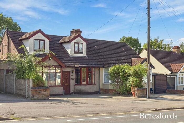 4 Bedroom Bungalow For Sale In St. Marys Lane, Upminster, RM14