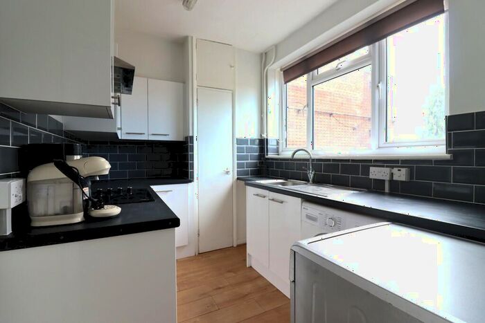 2 Bedroom Apartment To Rent In Tolworth Broadway, Surbiton, KT6