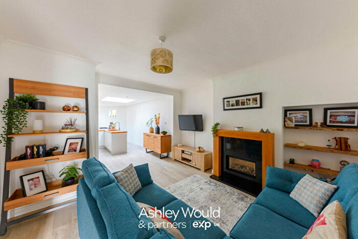 3 Bedroom Semi-Detached House For Sale In Shenstone Valley Road, Halesowen, B62