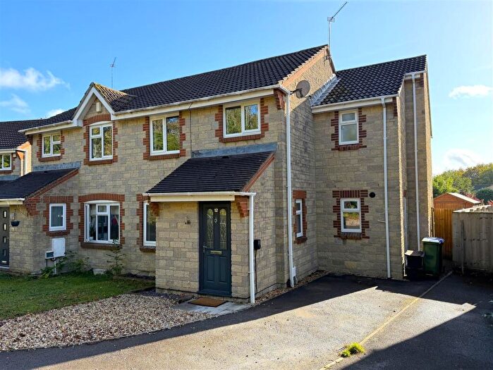 4 Bedroom Semi-Detached House For Sale In Chepstow Close, Chippenham, SN14