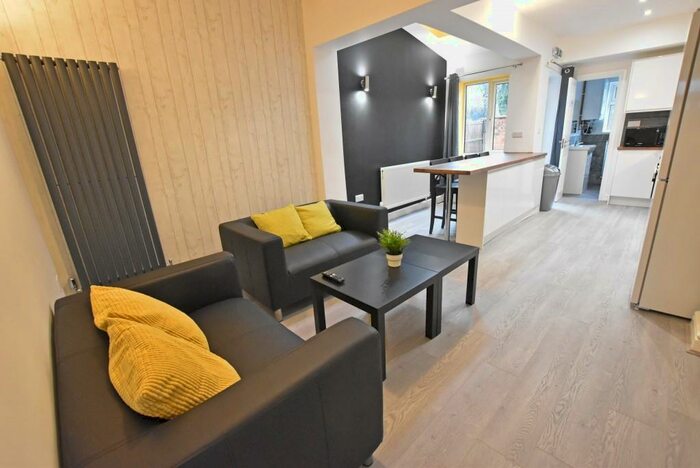 5 Bedroom House To Rent In Dallas York Road, Beeston, NG9