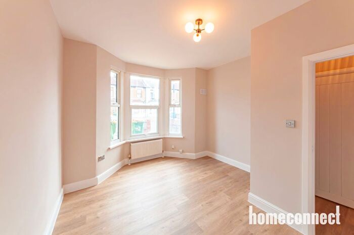 3 Bedroom Flat For Sale In Shrewsbury Road, London, E7