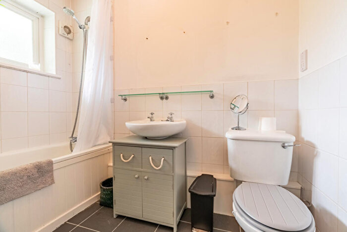 1 Bedroom Apartment For Sale In The Ridgeway, St. Albans, Hertfordshire, AL4