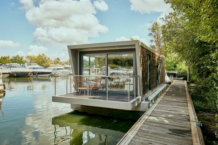 2 Bedroom House Boat For Sale In Bates Wharf, Chertsey, KT16