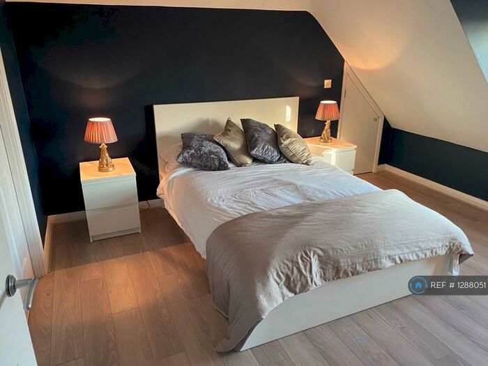 1 Bedroom Flat To Rent In Castleton Court, Leeds, LS16