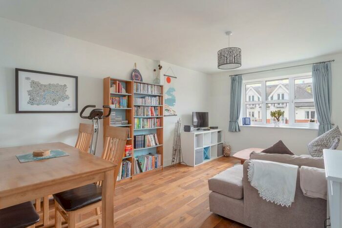 2 Bedroom Apartment To Rent In Dexter Close, St Albans, AL1