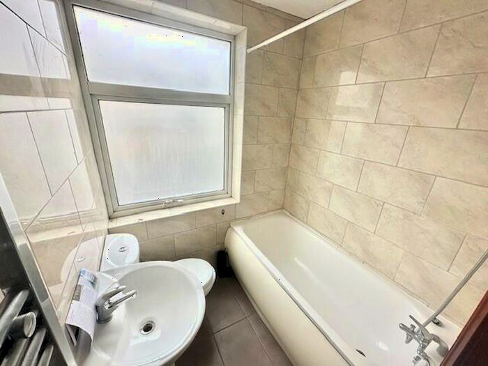 4 Bedroom House To Rent In Geoffrey Avenue, Romford, RM3