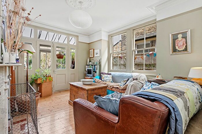 2 Bedroom Flat For Sale In Leyspring Road, Leytonstone, E11