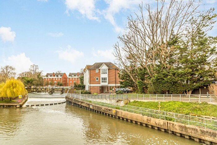 1 Bedroom Flat To Rent In Hampton Court Way, East Molesey, KT8