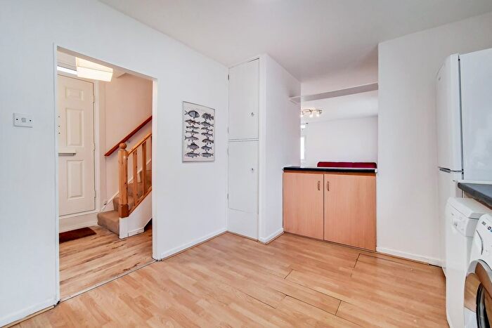 3 Bedroom Flat To Rent In Victoria Rise, London, SW4