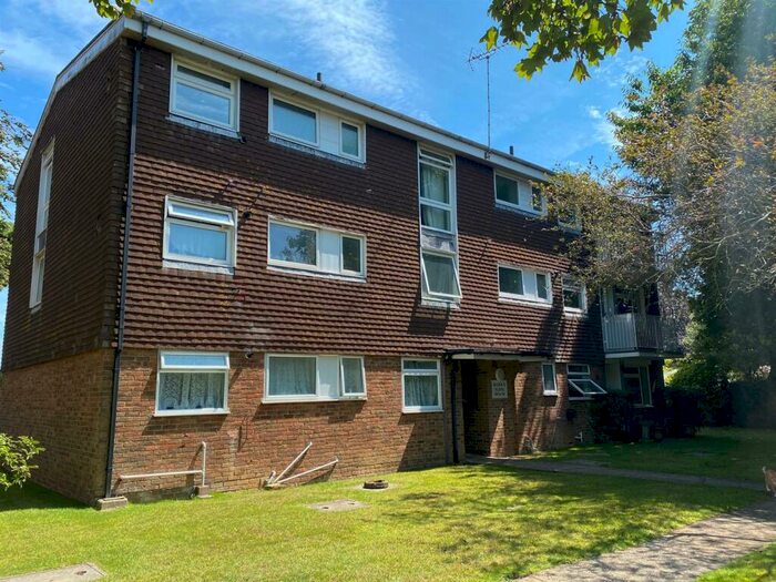 2 Bedroom Flat To Rent In Dorchester Gardens, Worthing, BN11