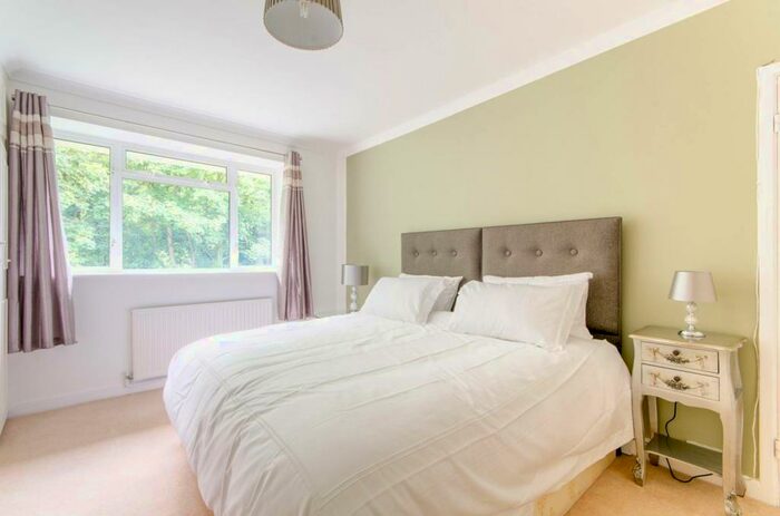 2 Bedroom Flat To Rent In Freeland Park, Mill Hill, London, NW4