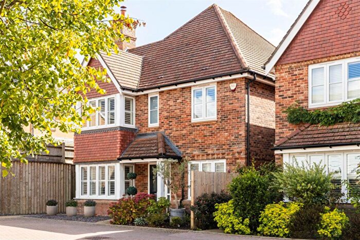4 Bedroom Detached House For Sale In Sycamore Mews, Caterham, CR3