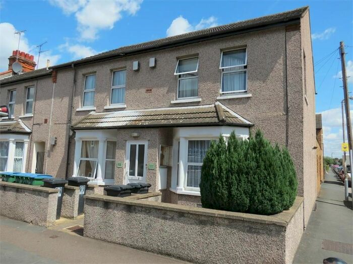 1 Bedroom Flat To Rent In Queens Avenue, Watford, WD18