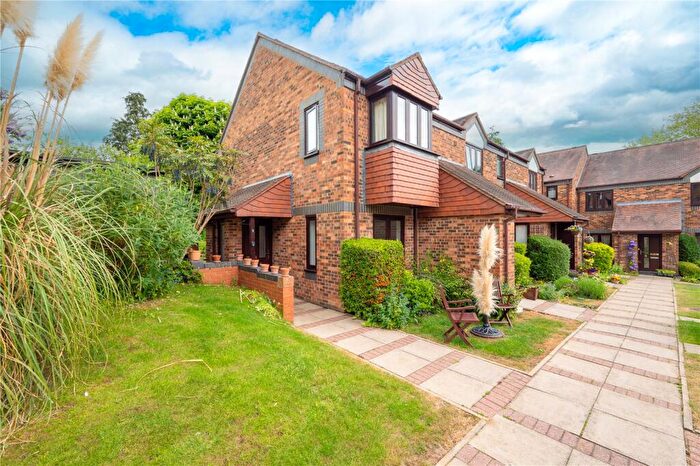 2 Bedroom Flat For Sale In Belmont Hill, St. Albans, Hertfordshire, AL1