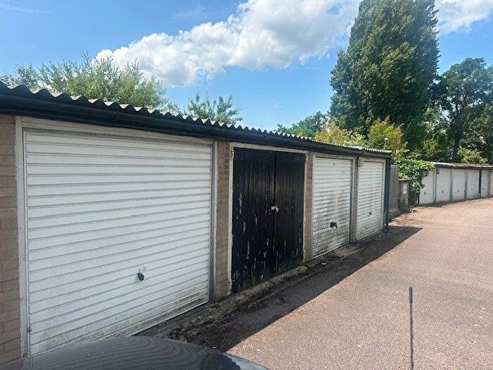 Garage / Parking To Rent In Highgate Edge, Great North Road, East Finchley, N2