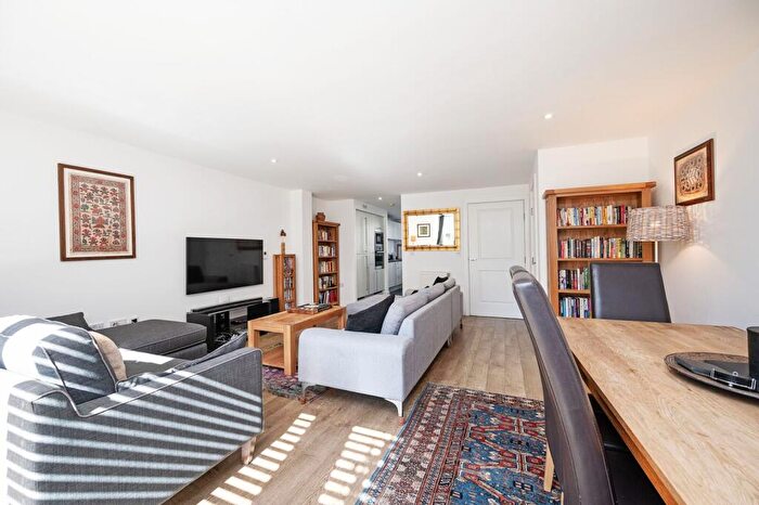 3 Bedroom Maisonette For Sale In Dongola Road, Stepney, London, E1