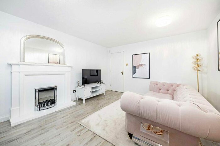 2 Bedroom Flat For Sale In Winterburn Close, New Southgate, N11