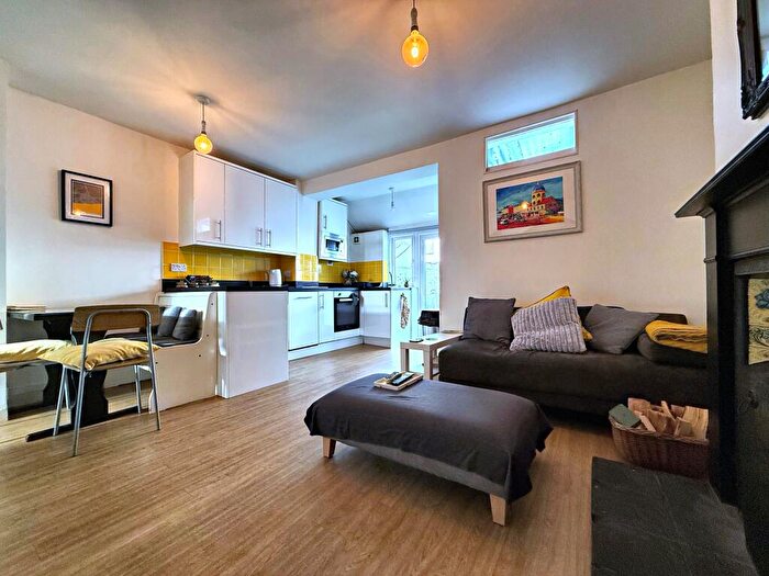 3 Bedroom Terraced House To Rent In Lyndhurst Road, Worthing, BN11