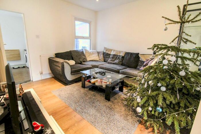 3 Bedroom Terraced House For Sale In Waverley Road, Reading, RG30