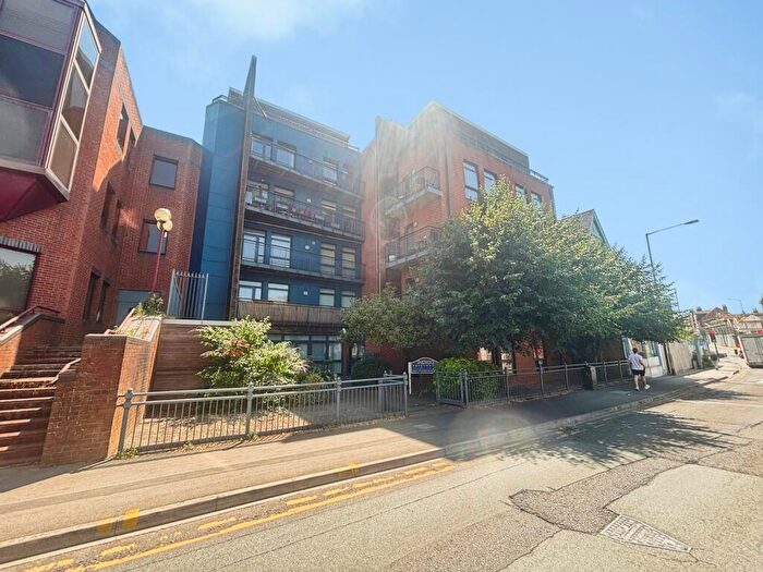 2 Bedroom Flat To Rent In Crown Street, Reading, Berkshire, RG1