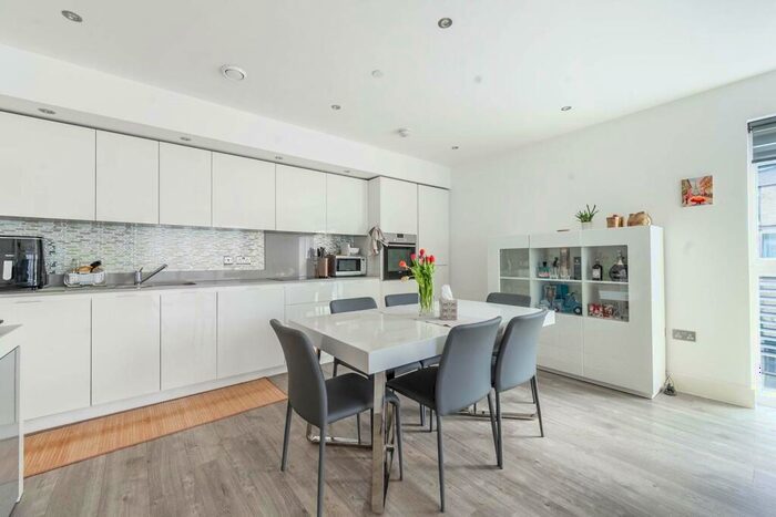 2 Bedroom Flat For Sale In Lyon Road, Harrow On The Hill, Harrow, HA1