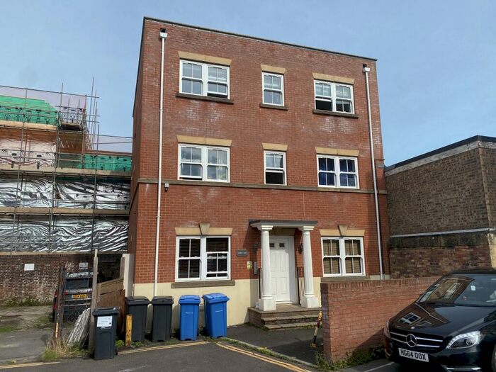 2 Bedroom Flat To Rent In Globe Lane, Poole, BH15