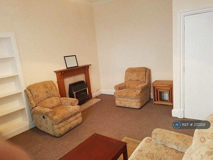 3 Bedroom Flat To Rent In Willowbrae Road, Edinburgh, EH8