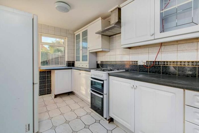 1 Bedroom Flat To Rent In Saxon Drive, London, W3