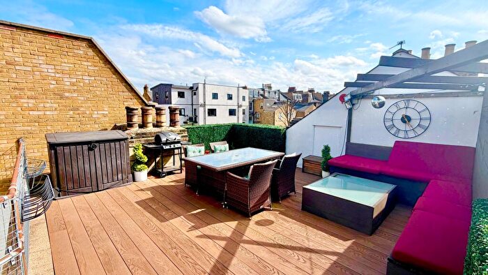 2 Bedroom Flat For Sale In Lavender Hill, London, SW11
