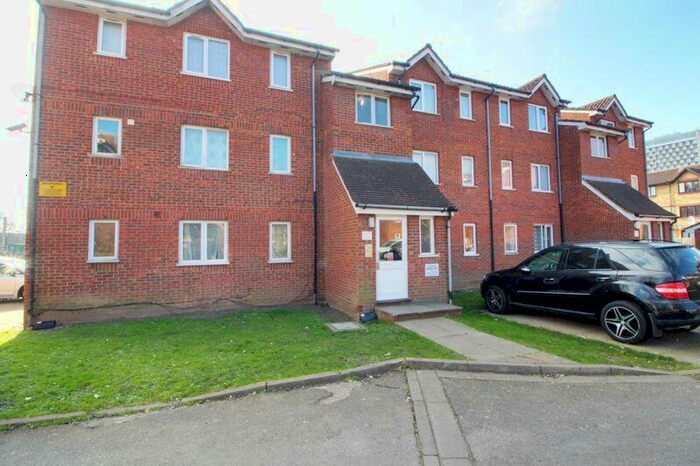 1 Bedroom Flat To Rent In Dunnock Close, Edmonton, N9