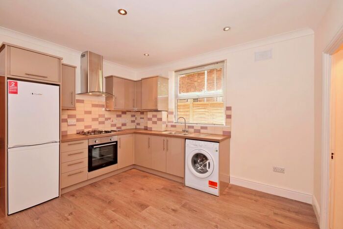 3 Bedroom Flat To Rent In Woodbury Street, London, SW17