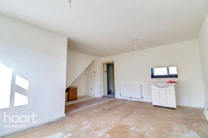 3 Bedroom Terraced House For Sale In Beaulieu Close, Swindon, SN5