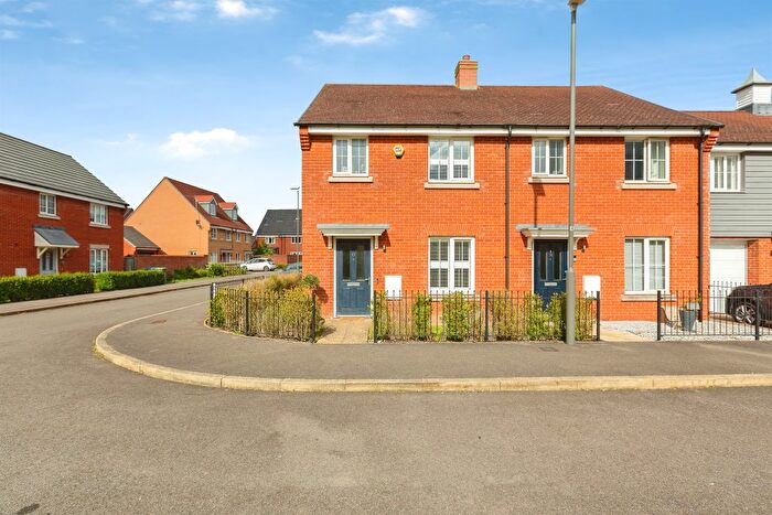 3 Bedroom Semi-Detached House For Sale In Moore Crescent, Aylesbury, HP18