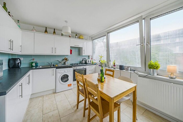 3 Bedroom Flat To Rent In Daniel Gardens Peckham, SE15