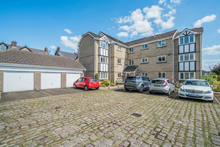 2 Bedroom Flat For Sale In Silverlands Park, Buxton, SK17