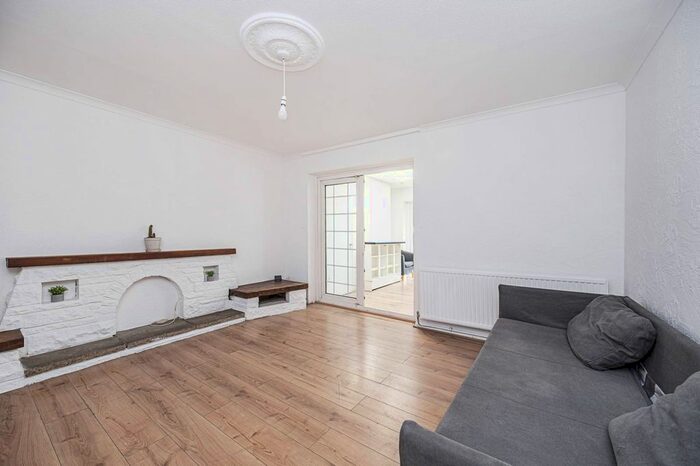 3 Bedroom Flat To Rent In Finnis Street, Bethnal Green, London, E2