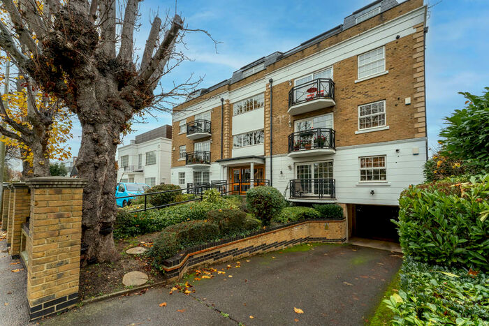 2 Bedroom Apartment To Rent In Woodford Road, Snaresbrook, E18