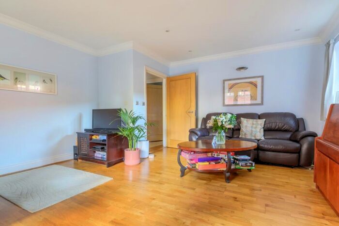 2 Bedroom Flat To Rent In Croydon Road Reigate, RH2