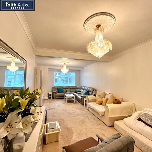 8 Bedroom Semi Detached House To Rent In Ellington Road, Hounslow, TW3
